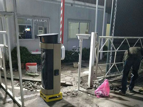 三一重工東門  車牌識別一體機+雷達感應系統(tǒng)