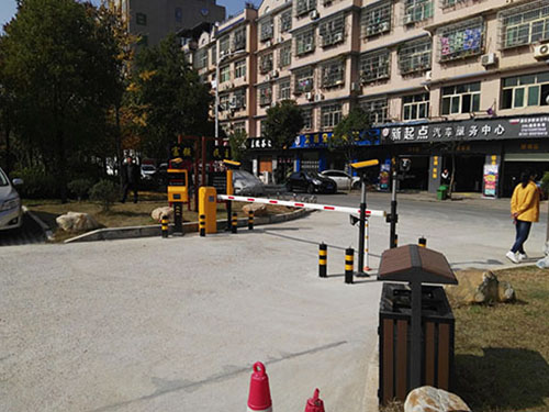 岳麓區(qū)學士街道白鶴社區(qū)公共停車場一進一出加輔助相機
