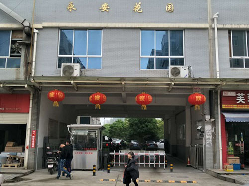 湖南瀏陽市永安花園一進一出高清車牌識別+廣告電動門